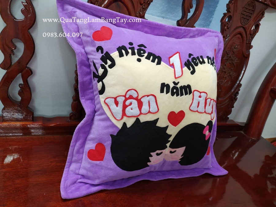 gối handmade kỷ niệm 1 năm yêu nhau Vân và Huy